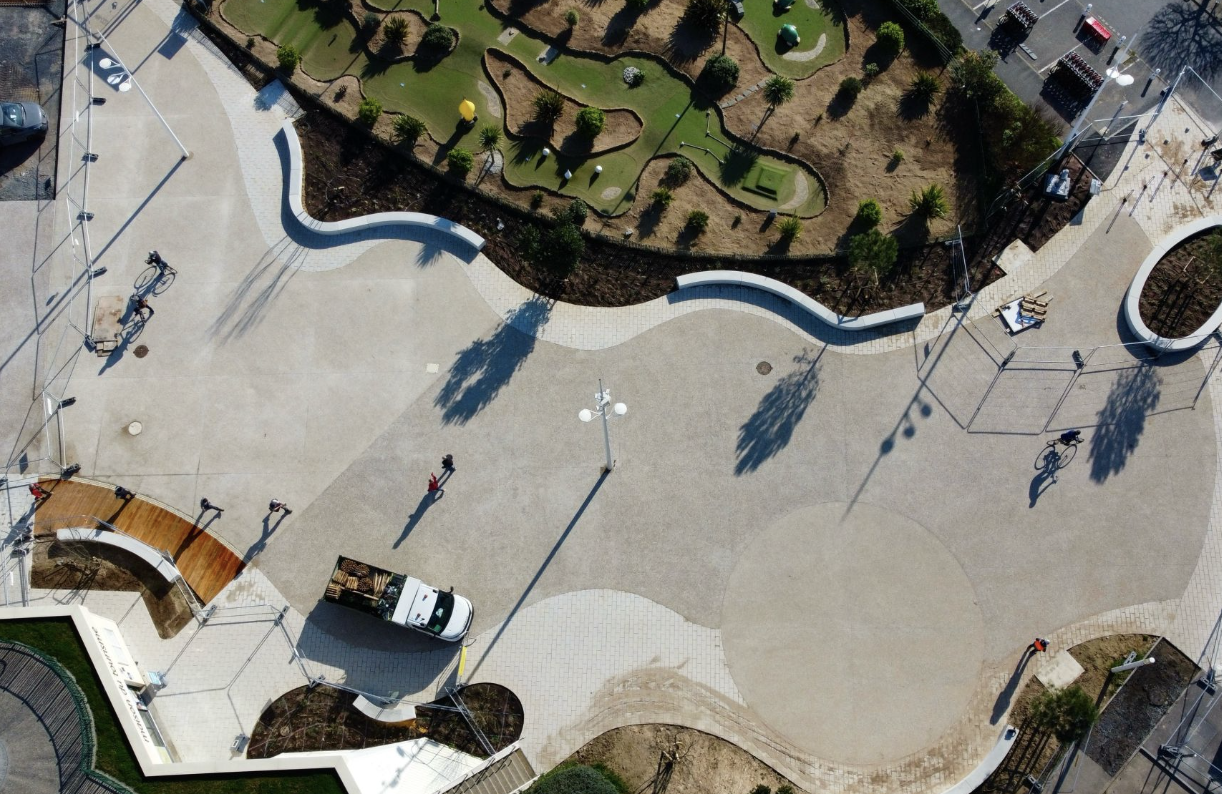 La place Lofi à Ouistreham Riva-Bella : un nouvel espace de vie prend forme en bord de mer